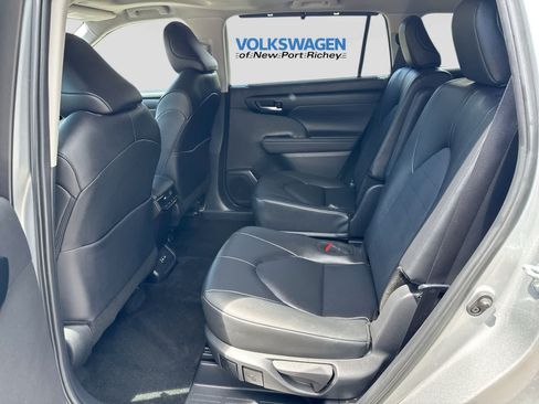 Used 2025 Toyota Highlander XLE FWD image 26