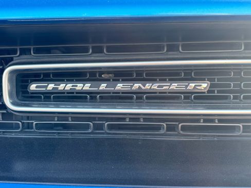 Used 2019 Dodge Challenger SXT RWD image 9