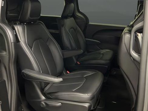 Used 2023 Chrysler Pacifica Touring-L w/ S Appearance Package FWD image 22