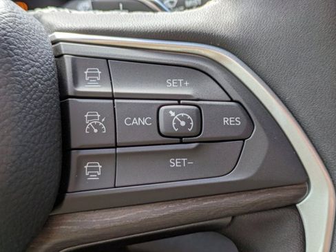 New 2025 Jeep Grand Cherokee Limited w/ Black Appearance Package image 30