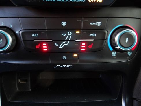 Used 2018 Ford Focus SE w/ Cold Weather Package FWD image 18