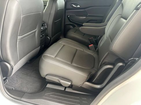 Used 2023 GMC Acadia SLT w/ Technology Package FWD image 32