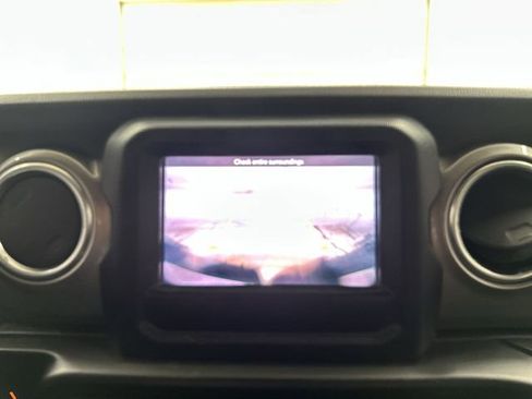 Used 2020 Jeep Wrangler Unlimited Sahara image 24