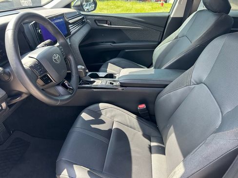 Used 2025 Toyota Camry XLE FWD image 11