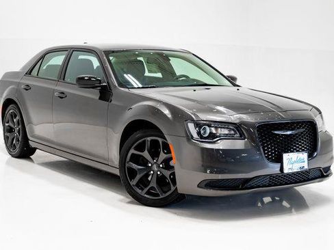 Certified 2021 Chrysler 300 Touring w/ Sport Appearance Package RWD image 6