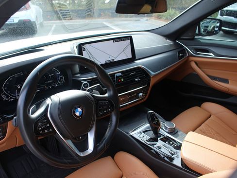 Used 2021 BMW 530e w/ Premium Package image 15