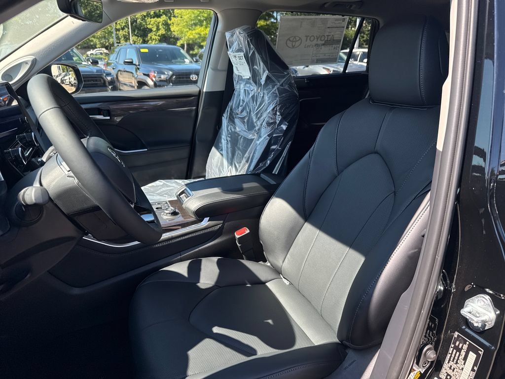 New 2026 Toyota Highlander Limited AWD/4WD image 14