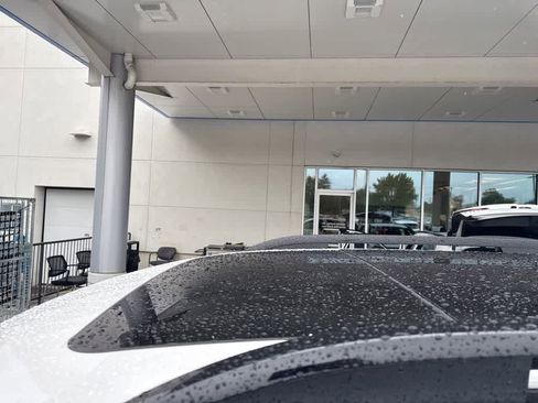 Used 2025 Honda Pilot Touring image 10
