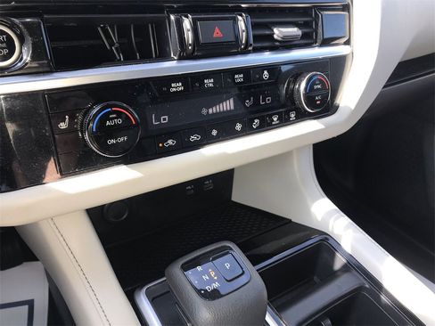 Used 2022 Nissan Pathfinder SL image 19