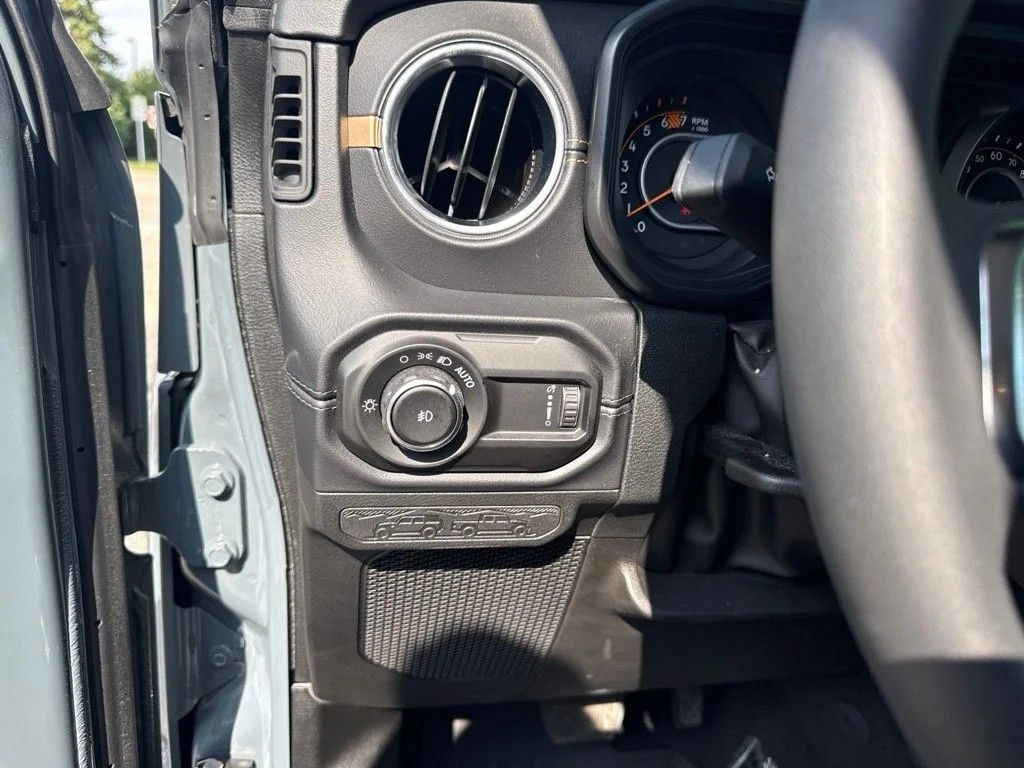 Used 2026 Jeep Wrangler Unlimited Sahara AWD/4WD image 21
