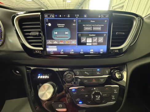 Used 2026 Chrysler Pacifica Select FWD image 25