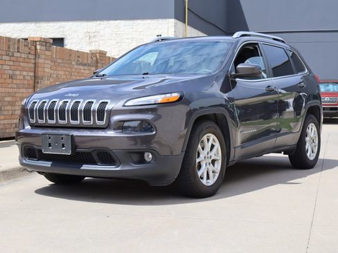 Used 2016 Jeep Cherokee Latitude w/ Comfort & Sound Group FWD image 2