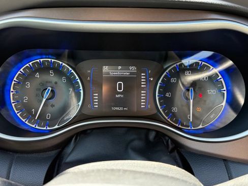 Used 2019 Chrysler Pacifica Touring Plus w/ Tire & Wheel Group FWD image 17
