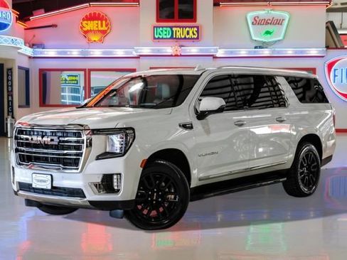 Used 2022 GMC Yukon XL SLT w/ SLT Premium Package image 2
