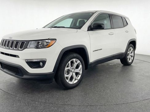 Used 2025 Jeep Compass Latitude AWD/4WD image 3