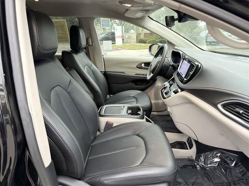 Used 2024 Chrysler Pacifica Select image 40