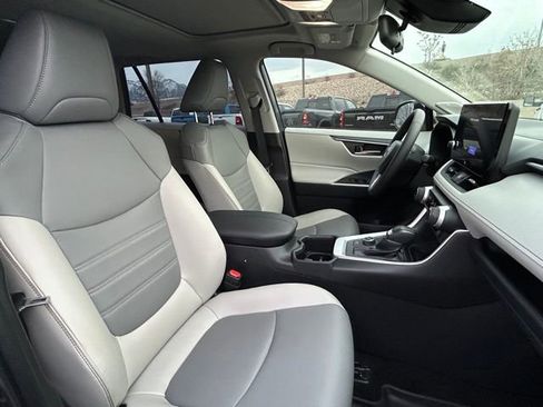 Used 2023 Toyota RAV4 XLE Premium image 15