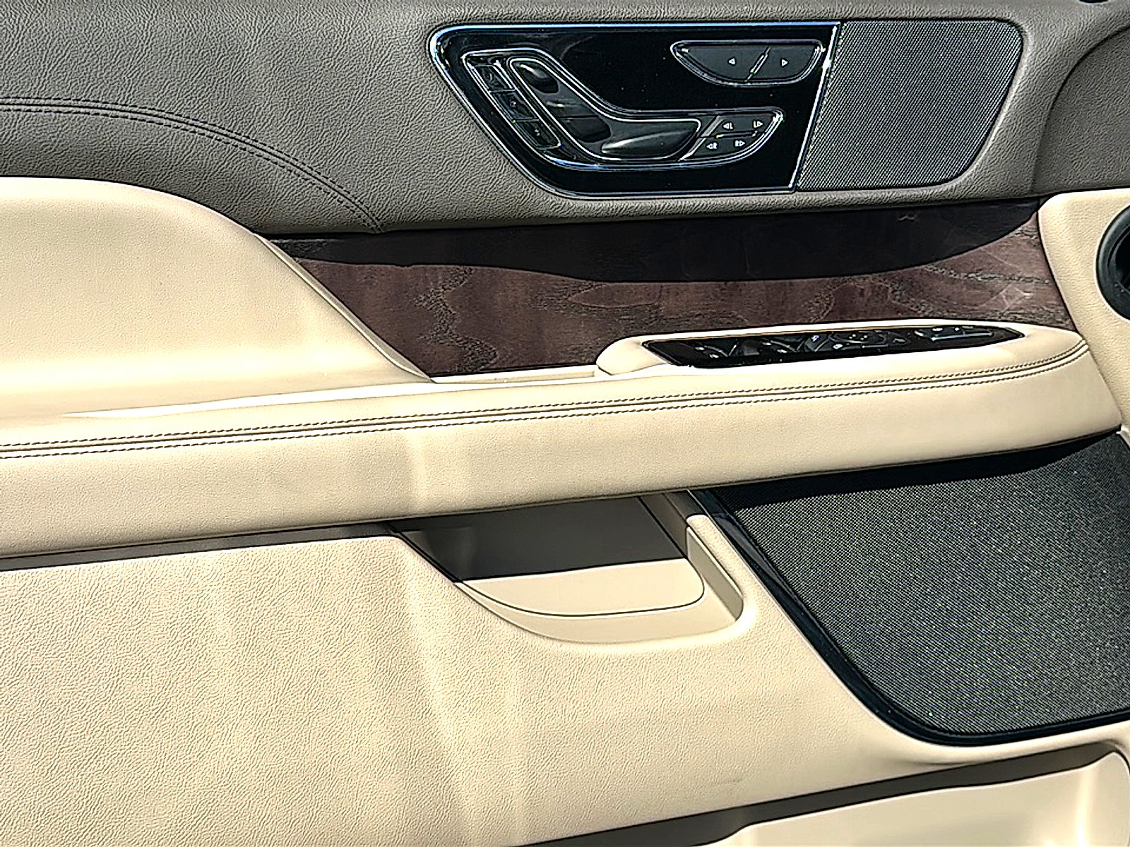 Used 2022 Lincoln Navigator Reserve RWD image 17
