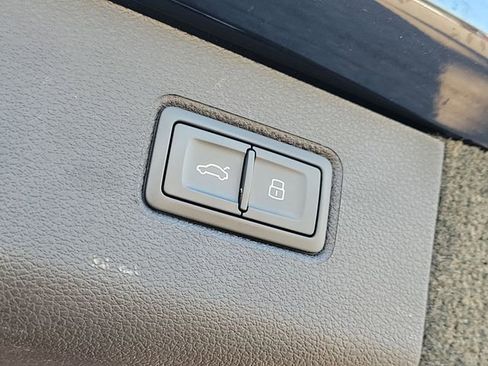 Used 2022 Bentley Bentayga image 9