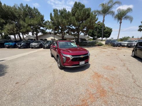 Used 2025 Chevrolet Trax LT w/ LT Convenience Package FWD image 16