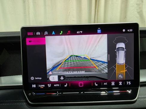 Certified 2025 Volkswagen Tiguan SE R-Line image 21