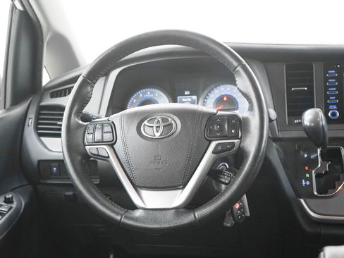 Used 2020 Toyota Sienna SE FWD image 18