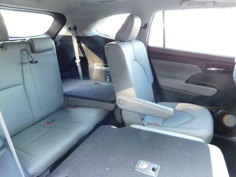 Used 2021 Toyota Highlander XLE FWD image 5
