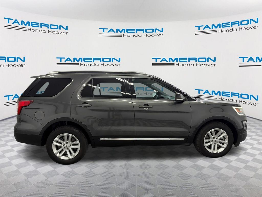 Used 2017 Ford Explorer XLT w/ Equipment Group 201A FWD image 6