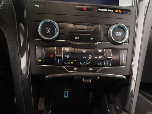 Used 2019 Ford Explorer XLT AWD/4WD image 11