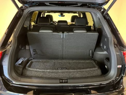 Certified 2022 Volkswagen Tiguan SE R-Line FWD image 5