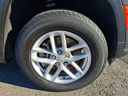 Used 2023 Jeep Grand Cherokee L Laredo image 8