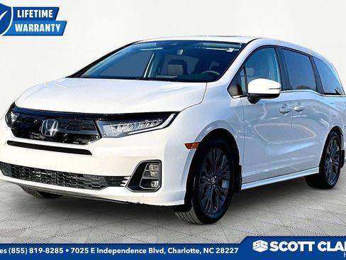 Used 2025 Honda Odyssey Touring image 3