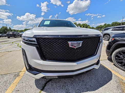 Used 2023 Cadillac Escalade ESV Sport w/ LPO, ONYX Package AWD/4WD image 2
