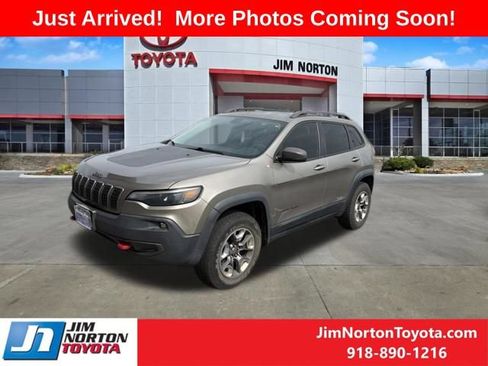 Used 2019 Jeep Cherokee Trailhawk w/ Comfort/Convenience Group AWD/4WD image 2