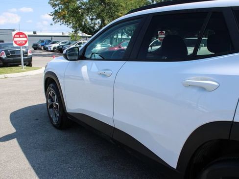 Used 2024 Chevrolet Trax LT w/ Driver Confidence Package FWD image 43