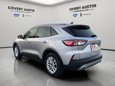 Used 2020 Ford Escape SE image 3