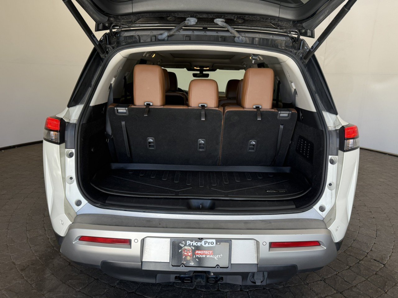 Used 2023 Nissan Pathfinder Platinum AWD/4WD image 7