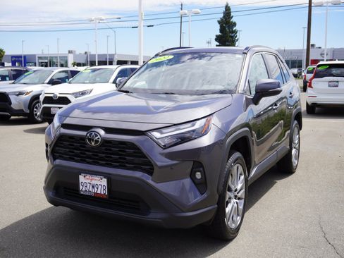 Used 2022 Toyota RAV4 XLE Premium AWD/4WD image 5