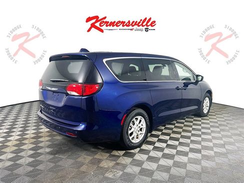 Used 2020 Chrysler Voyager LX image 7