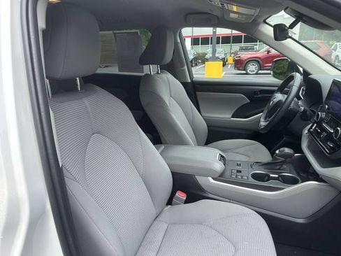 Used 2023 Toyota Highlander LE FWD image 29