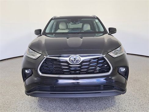 Used 2021 Toyota Highlander Limited image 3