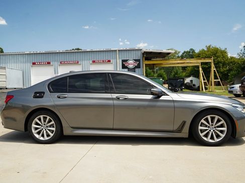 Used 2019 BMW 750i w/ Executive Package RWD image 3