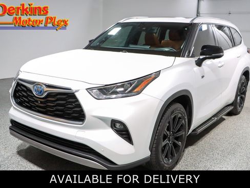 Used 2023 Toyota Highlander Platinum FWD image 1