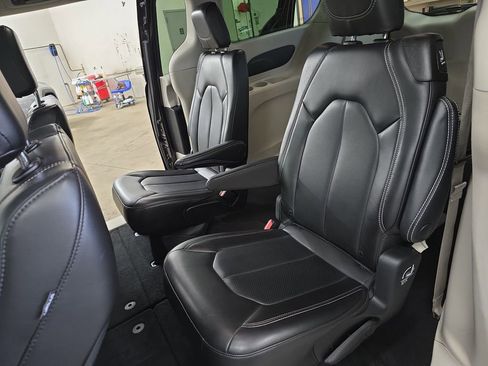 Certified 2023 Chrysler Pacifica Touring-L FWD image 16