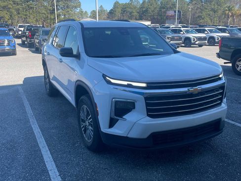 Used 2025 Chevrolet Traverse LT image 1