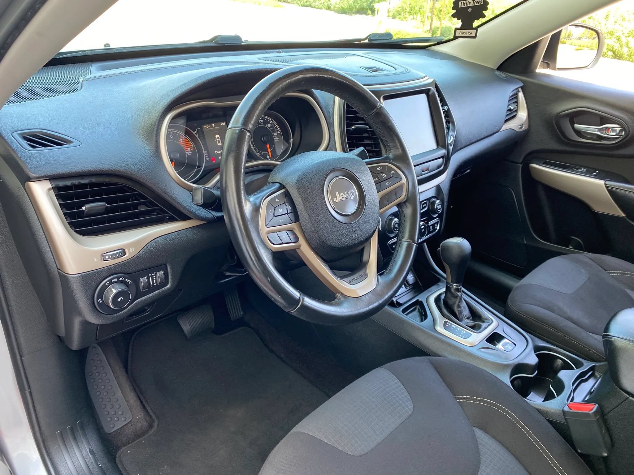 Used 2017 Jeep Cherokee Latitude FWD image 39