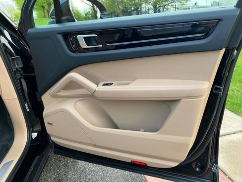 Used 2019 Porsche Cayenne Base AWD 4dr SUV image 41