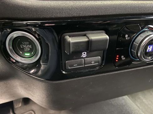 Used 2025 GMC Sierra 1500 SLT image 24