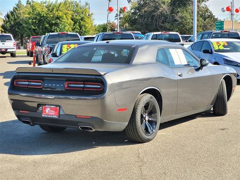 Used 2022 Dodge Challenger SXT image 5