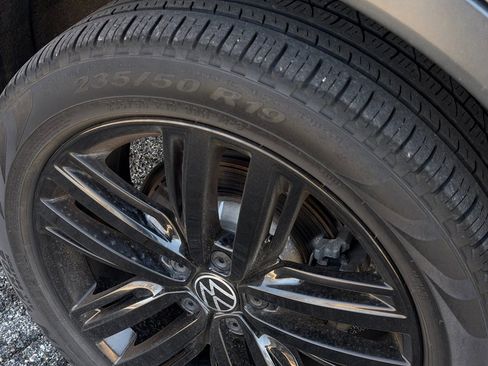 Used 2022 Volkswagen Tiguan SE R-Line image 10